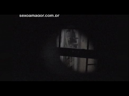 ❤️ يتم تصوير بلوندي سرا بالفيديو من قبل متلصص في الحي مختبئًا خلف الطوب المجوف الإباحية
